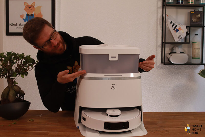 Виден прозрачный контейнер для воды на станции OMNI ECOVACS DEEBOT T30 PRO.